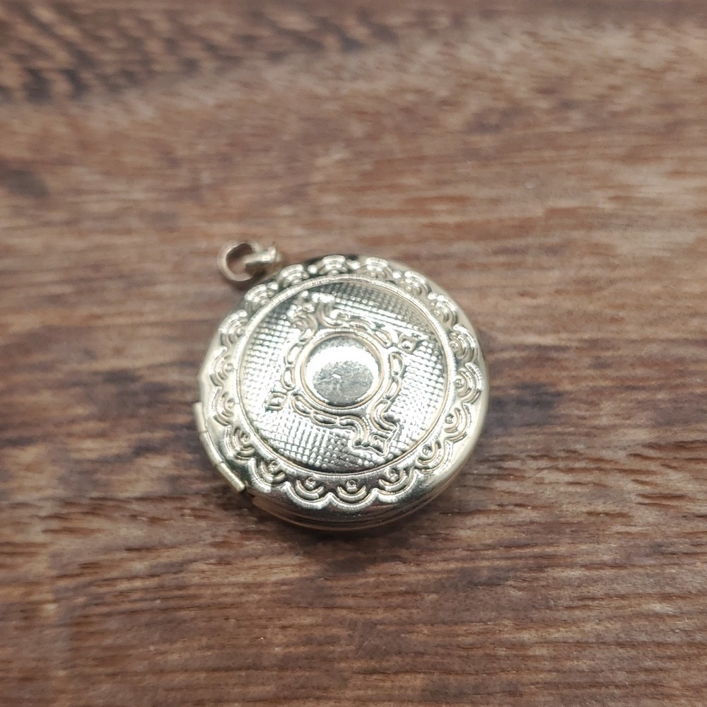 Vanity victorian locket pendant‎